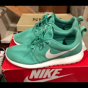 Nike roshe run size 9